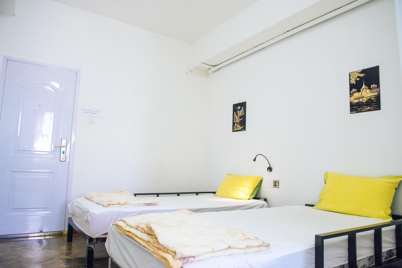 Dengba Hostel Yangon Luaran gambar