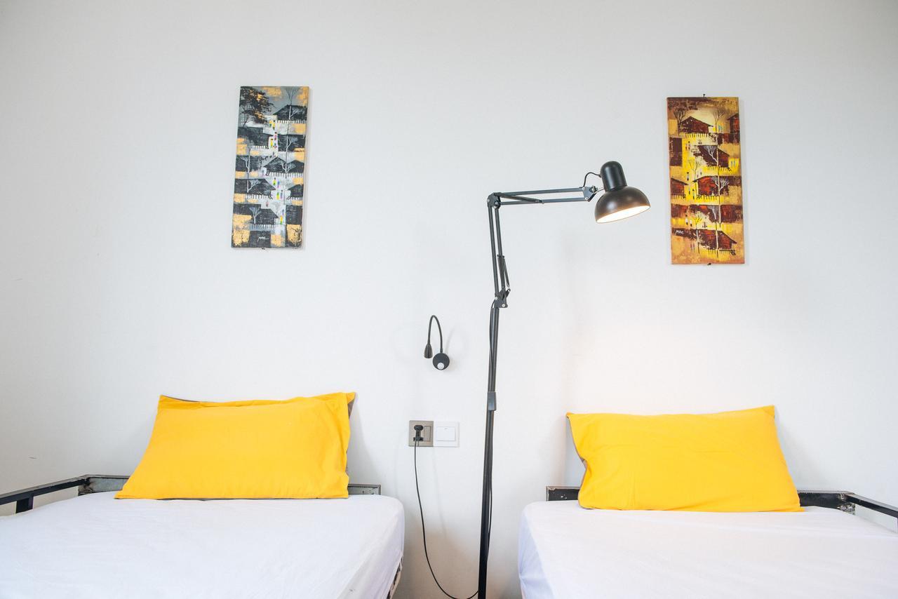 Dengba Hostel Yangon Luaran gambar