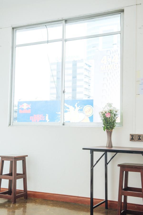 Dengba Hostel Yangon Luaran gambar