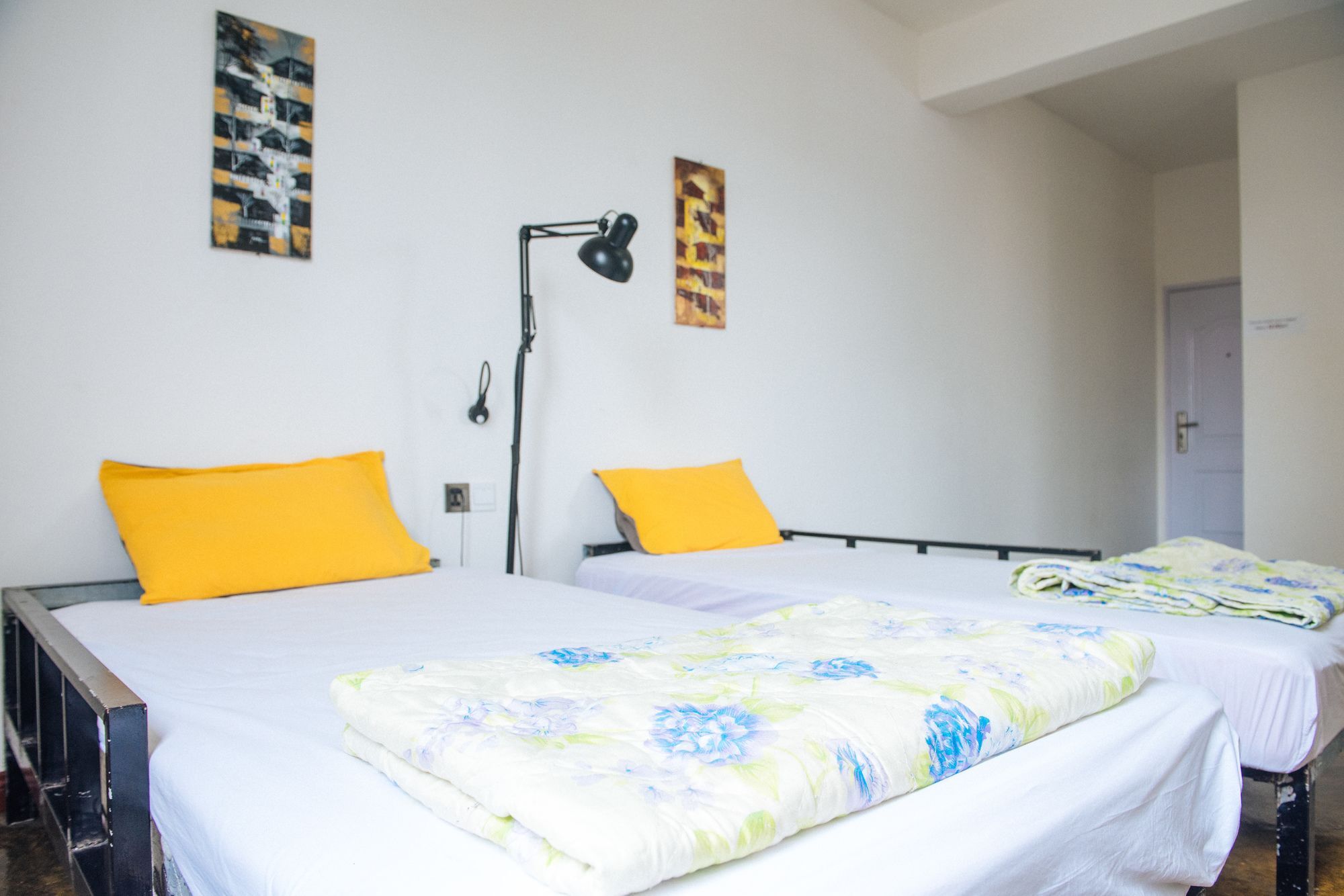 Dengba Hostel Yangon Luaran gambar